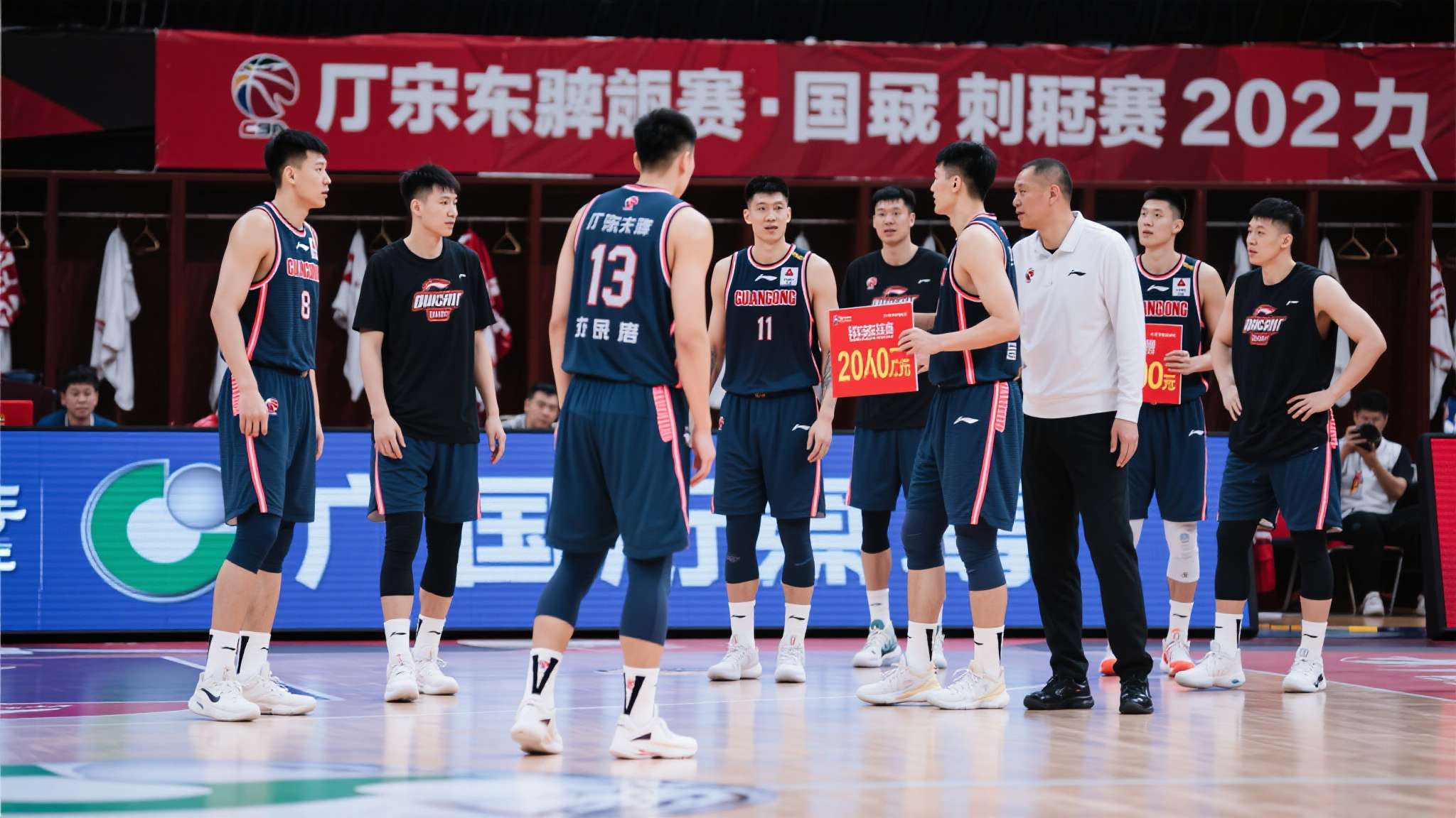 广东3消息！陈老板加码赢球奖金，徐杰获顶薪资格，宏远抵达北京
